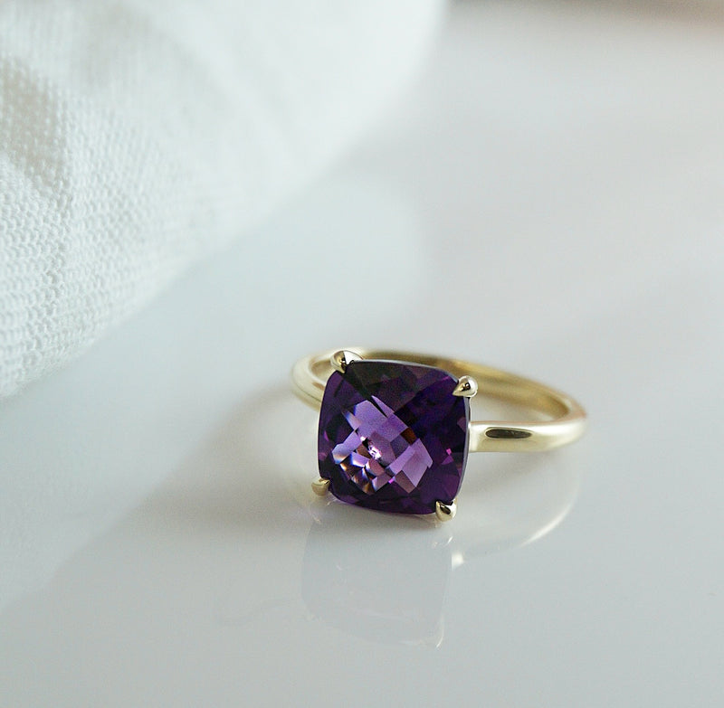 Yellow Gold Solitaire Ring with Amethyst