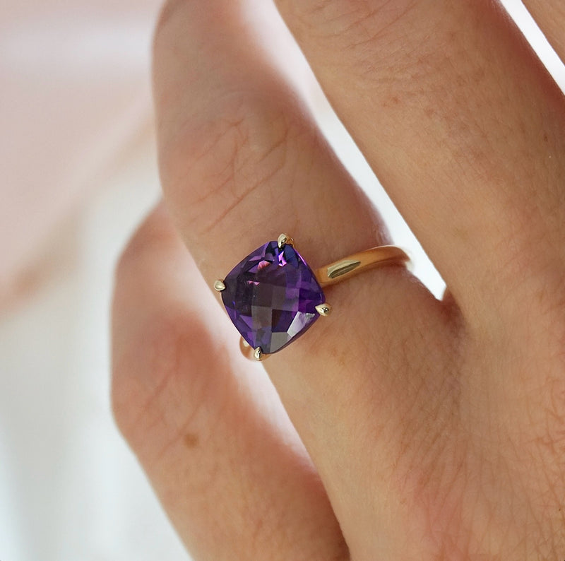 Yellow Gold Solitaire Ring with Amethyst