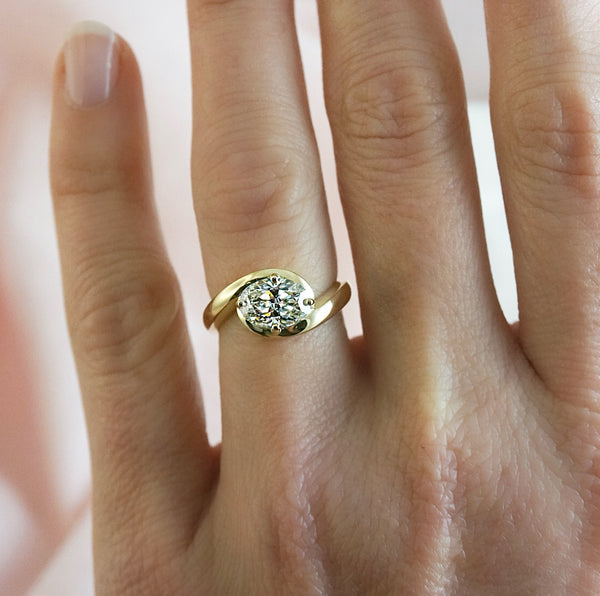 18ct Yellow Gold Oval Diamond Ring