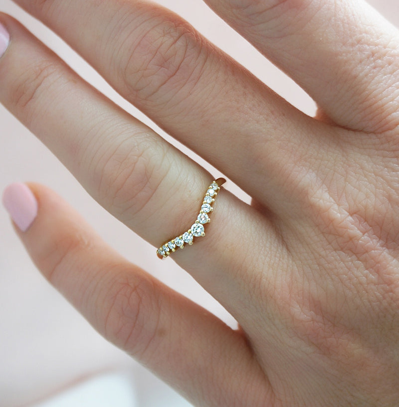 'V' Shaped Claw Set Round Brilliant Cut Diamond Yellow Gold Wedding Ring